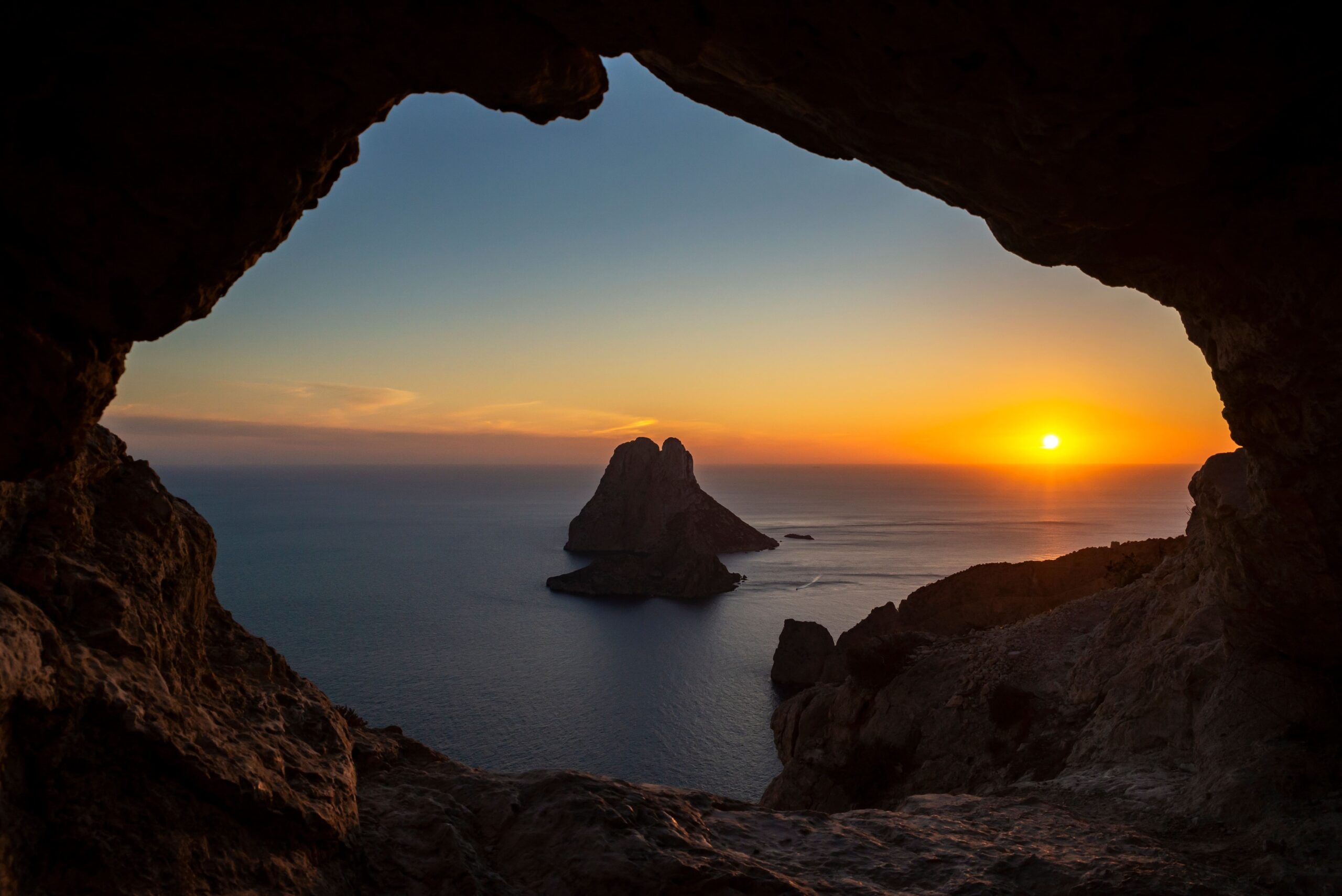 Visita Ibiza y descubre el encanto de la Isla Blanca